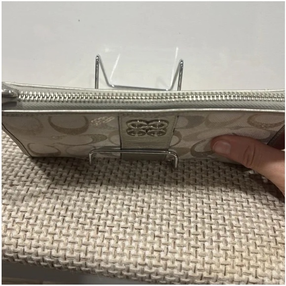 Euc RARE Coach Julia White Beige Gray Sequined Zippy Wristlet Wallet 47492 - Picture 4 of 10